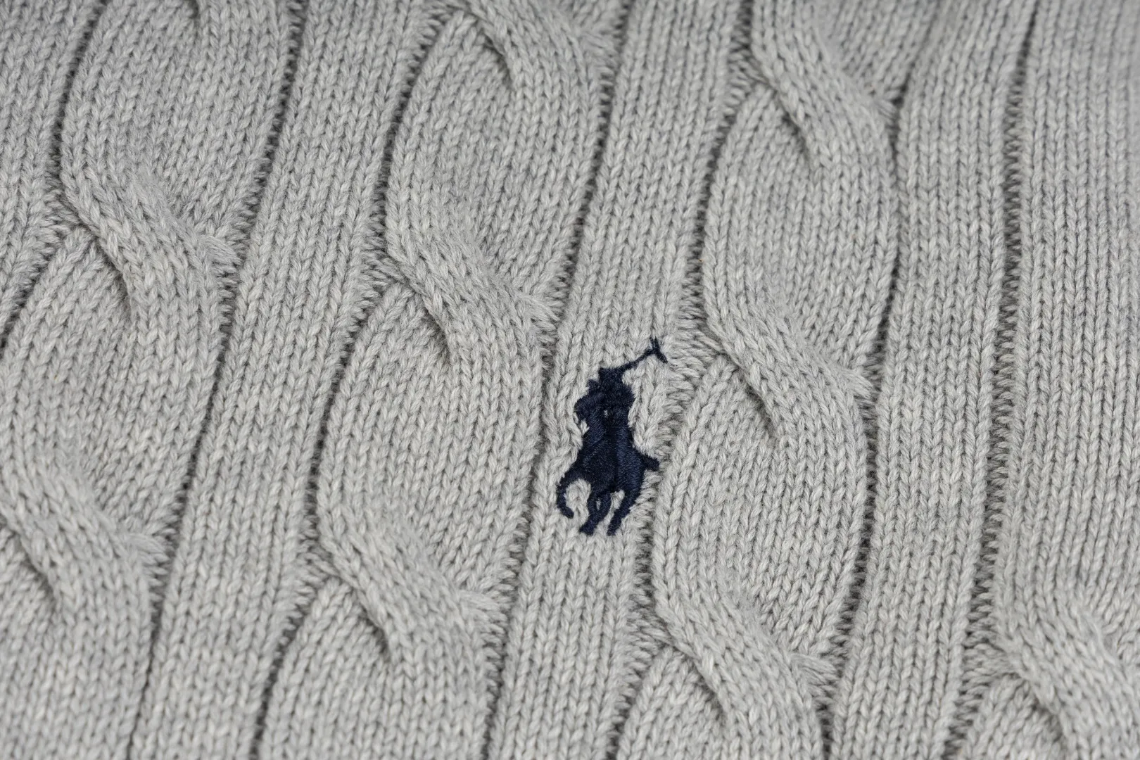 P230 #R93 RALPH LAUREN Ralph Lauren twelve colors classic small label embroidery logo seven-button knitted cable cardigan sweater women's top, high-density LOGO embroidery on the chest, original customization of tag accessories. Made of pure cotton yarn, pure cotton is skin-friendly and comfortable, small label war horse embroidered twist button cardigan sweater 🐎 high quality, follow the blogger to learn how to wear it! Let’s buy a Ralph Lauren cable sweater. It’s a super hard-to-find series after it became popular. It’s hard to find one on the official website. It’s simple and practical to wear, with a lazy and loose feel. The thickened fabric has more texture, feels soft and delicate, and has a loose fit. Whether worn alone or layered, you can wear different styles of fashion with just one piece!   Size: